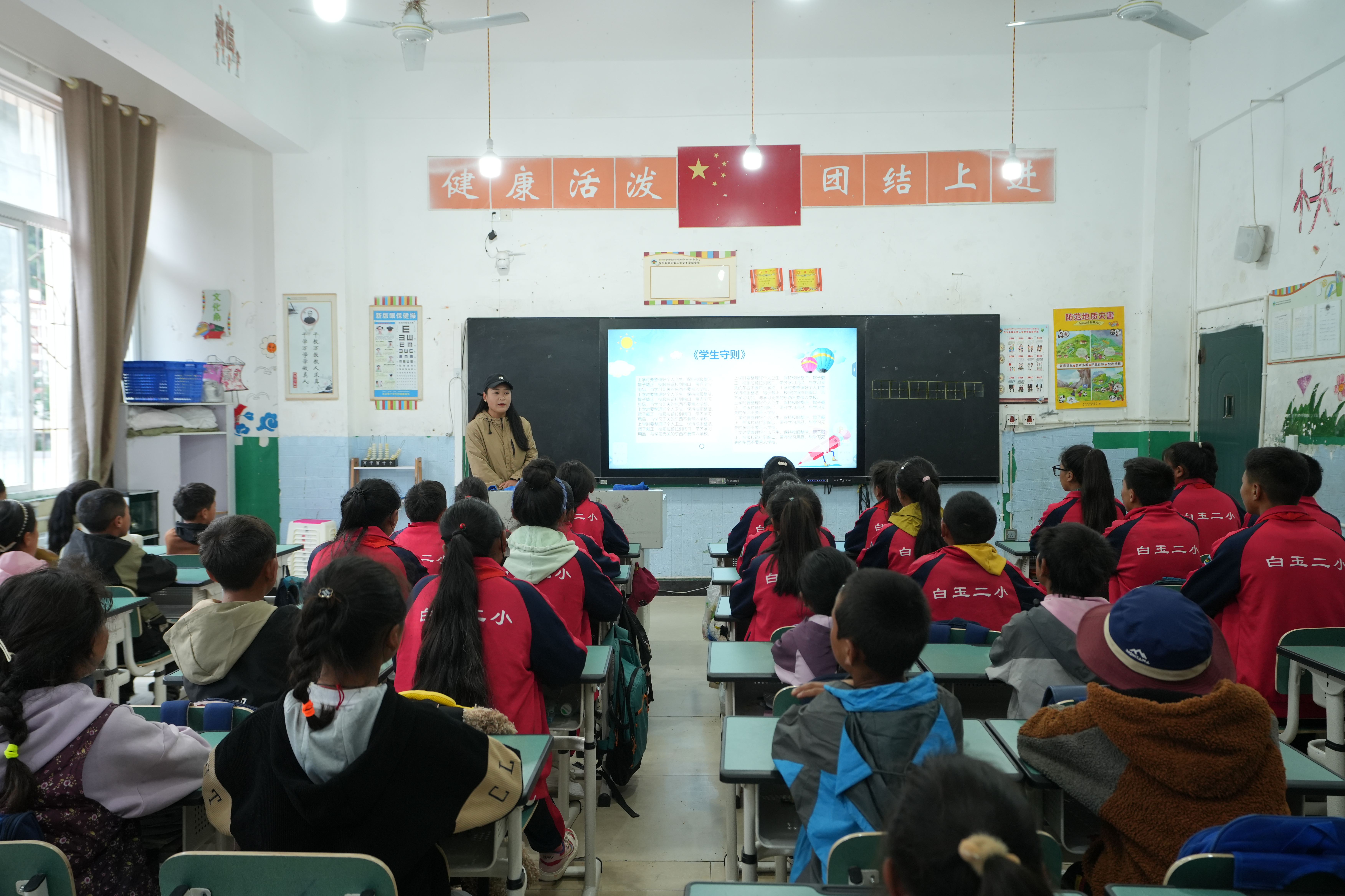 捐建白玉縣電教室，改善基礎教學條件